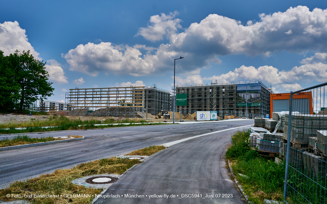 07.06.2023 - Neue Hinweistafeln für das Alexisquartier und Pandion Verde in Neuperlach in München